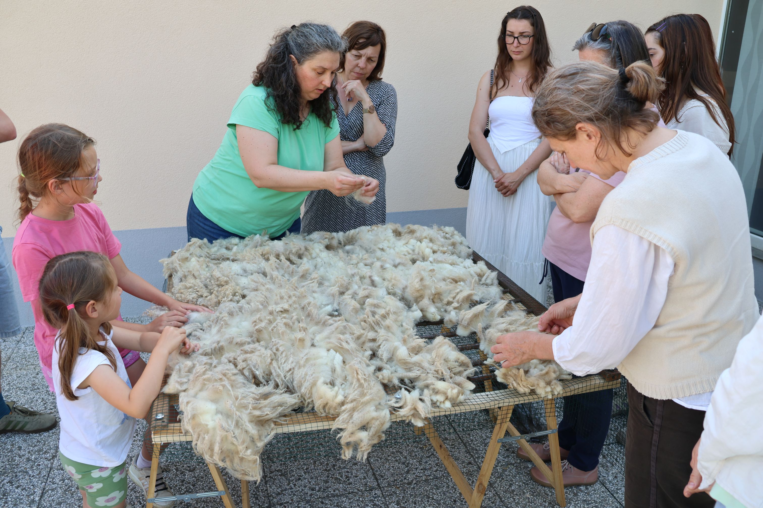 DIY wool sorting table using recycling materials