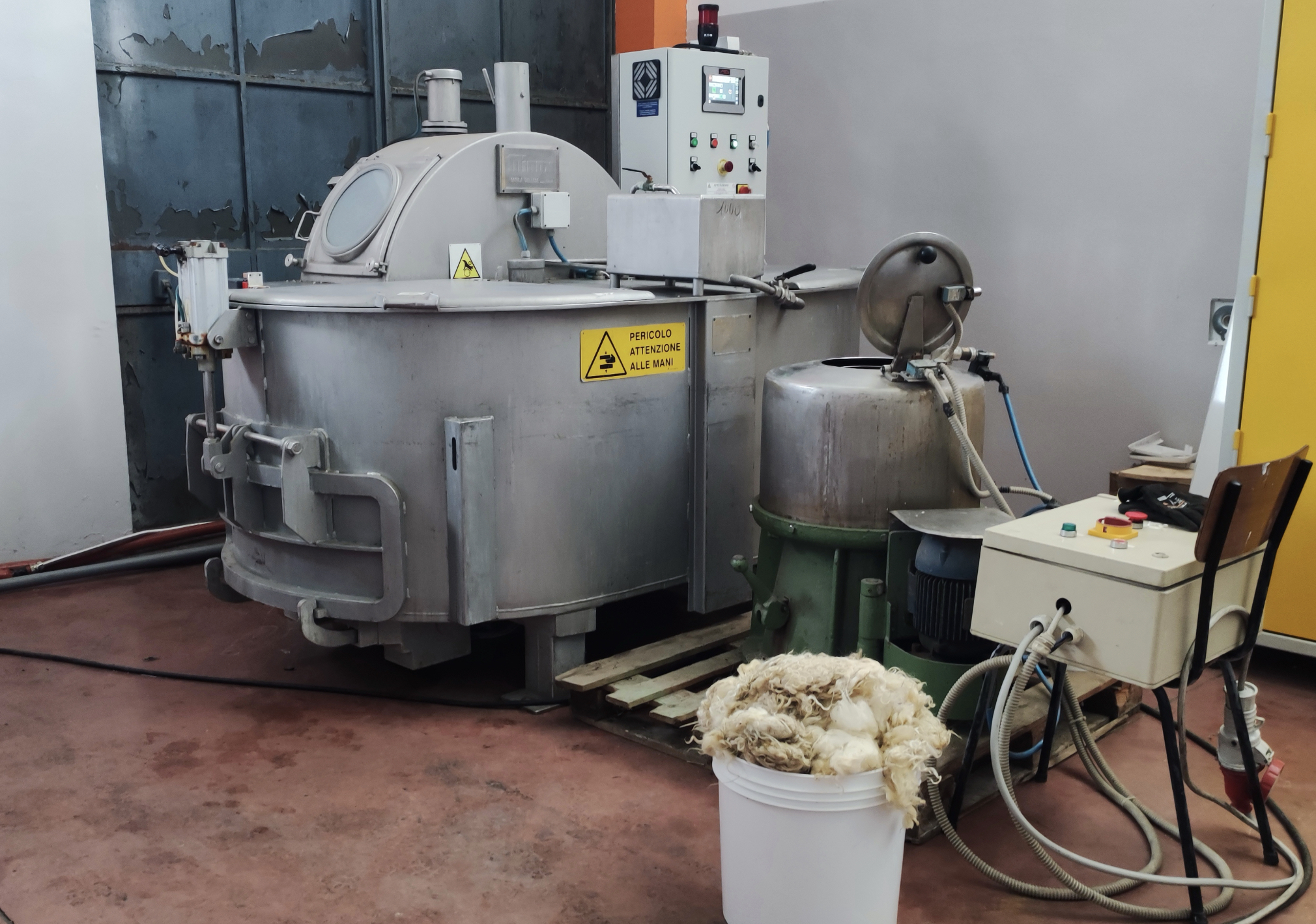 Paddle scouring machine
